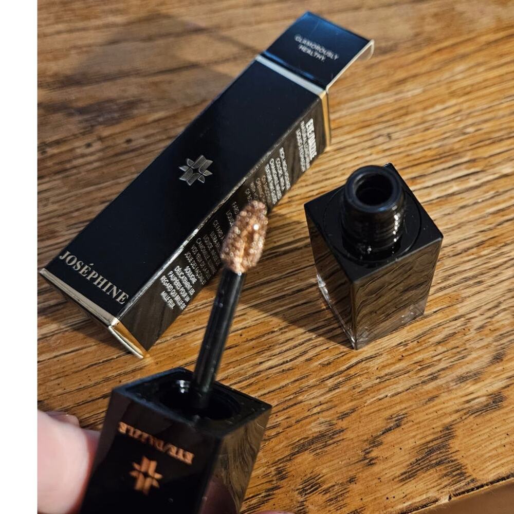 Josephine Eye Dazzle Natural Long Wear Liquid Eye Shadow Meet Leona